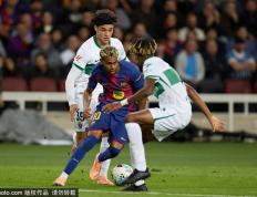 历史性时刻！伯纳乌变身NFL主场，马德里掀起橄榄球狂潮