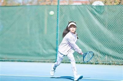“炎黄杯”青少年网球积分 排名赛总决赛在郑挥拍