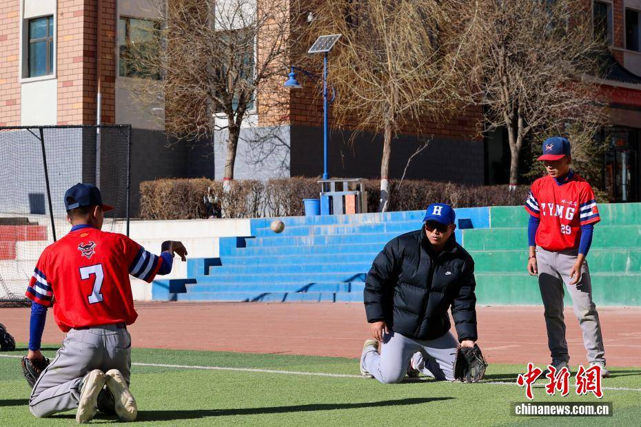 【图片故事】棒球教练华旦班玛：为高原牧区孩子挥出一条“梦想之路”