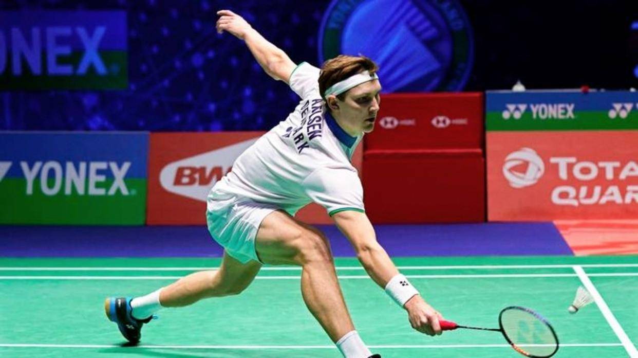 法国羽毛球公(gōng)开賽(sài)男单比賽(sài)，安(ān)賽(sài)龙對(duì)阵马来西(xī)亞(yà)选手梁峻豪，比賽(sài)激烈精彩，安(ān)賽(sài)龙展現(xiàn)出强大實(shí)力和(hé)冷静应對(duì)能力